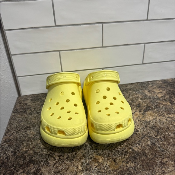 Bright Lemon Yellow Platform Crocs women’s 10/ men’s 8 - Picture 3 of 13